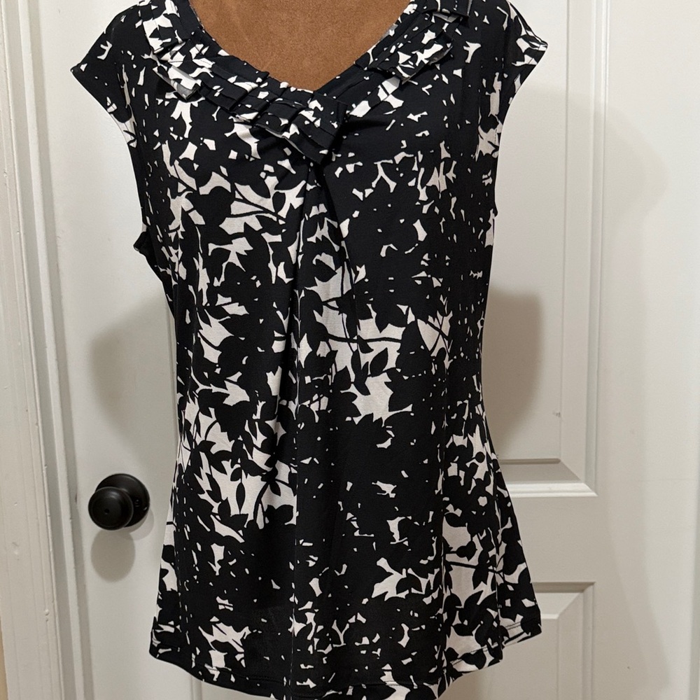 Anne Klein Black and White Cap Sleeve Printed Blouse